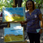 Rosa, ganadora local del I certamen de Pintura Rápida de Carrión, junto a su obra