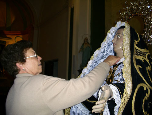 Vistiendo a la Virgen de los Dolores